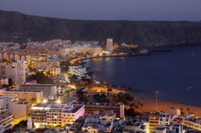 Fabulous 2-bedroom apartment right on the beach of Los Crstianos